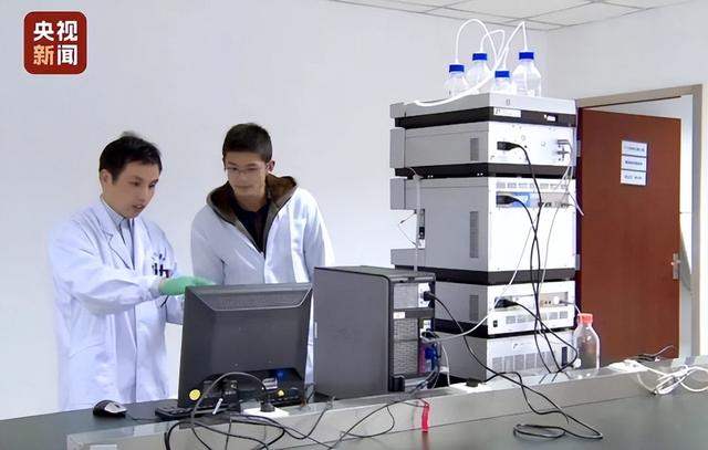 在实验室与学生讨论