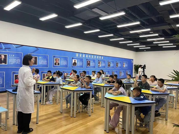 锥体上滚的实验现象_锥体上滚生活应用_锥体上滚在生活中的运用