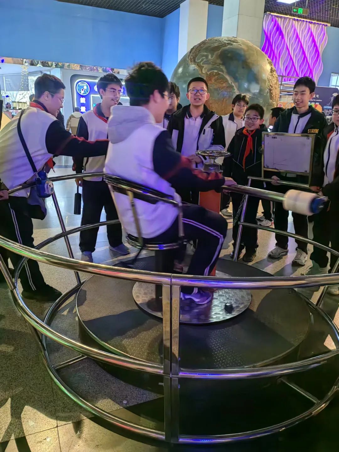 锥体上滚生活应用_椎体上滚生活应用_锥体上滚的实验现象