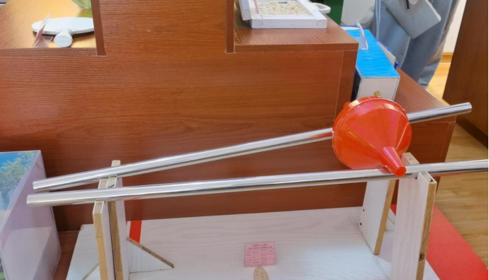 椎体上滚生活应用_锥体上滚的实验现象_椎体上滚在生活中的运用