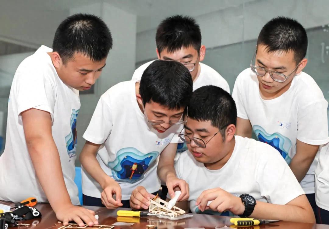 青少年为什么要学好物理、化学？——以科学之光照亮未来之路