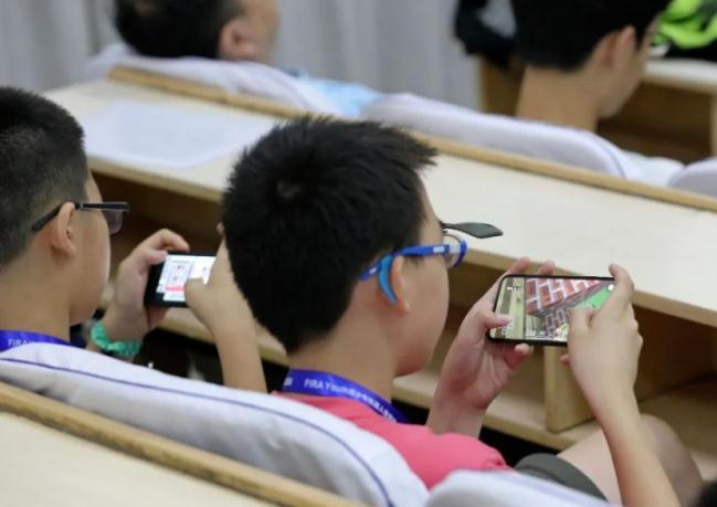 家长如何引导孩子戒掉手机瘾_沉迷网络游戏的原因_沉迷游戏伤身新闻