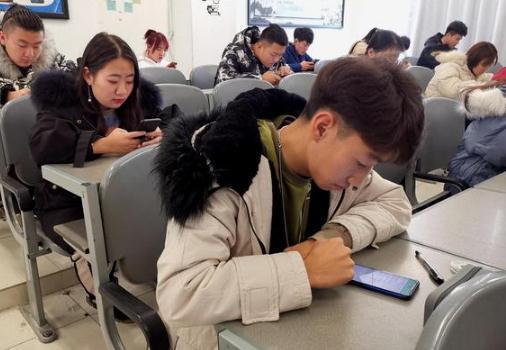 沉迷游戏伤身新闻_沉迷网络游戏的原因_家长如何引导孩子戒掉手机瘾