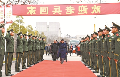 九十一岁的老连长带着他的兵“回家”