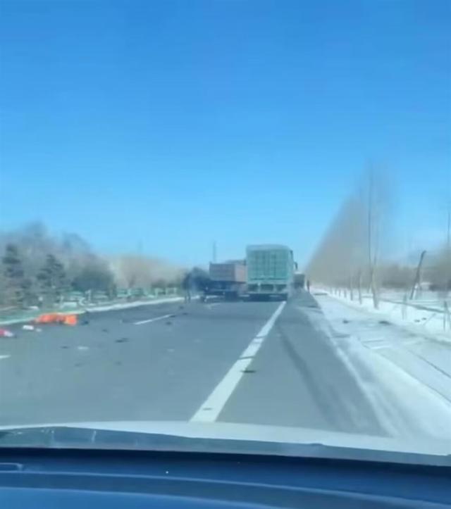 pg下载 黑龙江鹤岗发生车祸，多名养路工人不幸身亡，警方通报