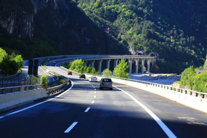 汽车在高速上匀速120码，转速越低代表发动机越好？