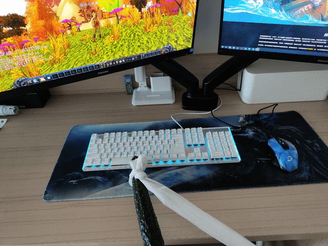 王进曾在转动的风扇上系上黄瓜,用于按压键盘的起跳键