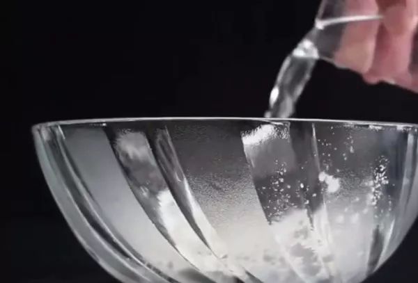 非牛顿流体生活应用_牛顿流体的应用_牛顿流体实验怎么做的