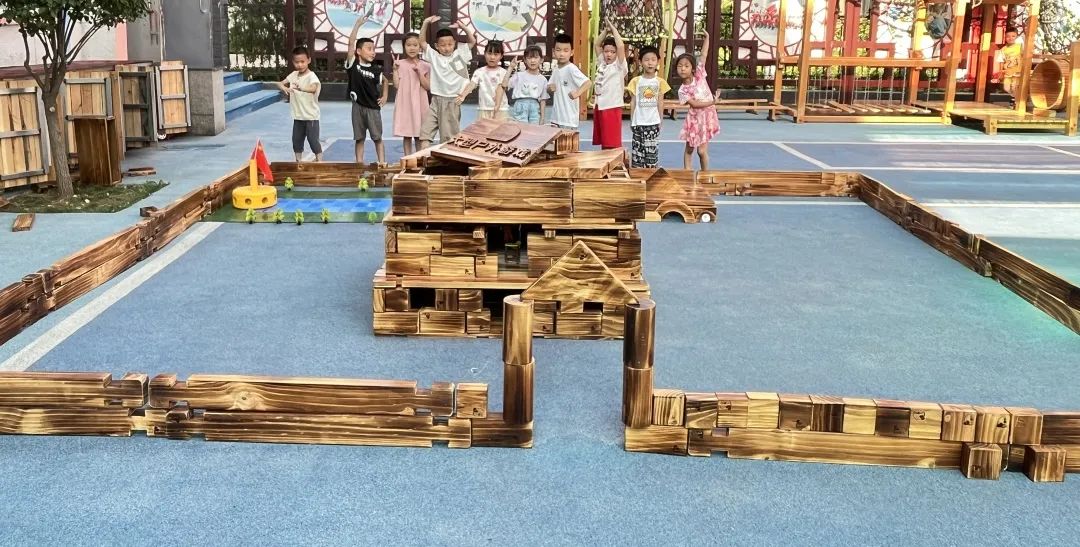 幼儿园建构游戏案例分析_幼儿游戏价值与教师反思_小班游戏专题小结