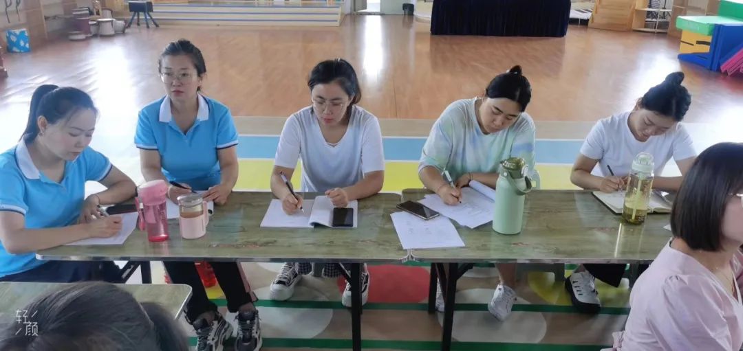 幼儿游戏价值与教师反思_幼儿园建构游戏案例分析_小班游戏专题小结