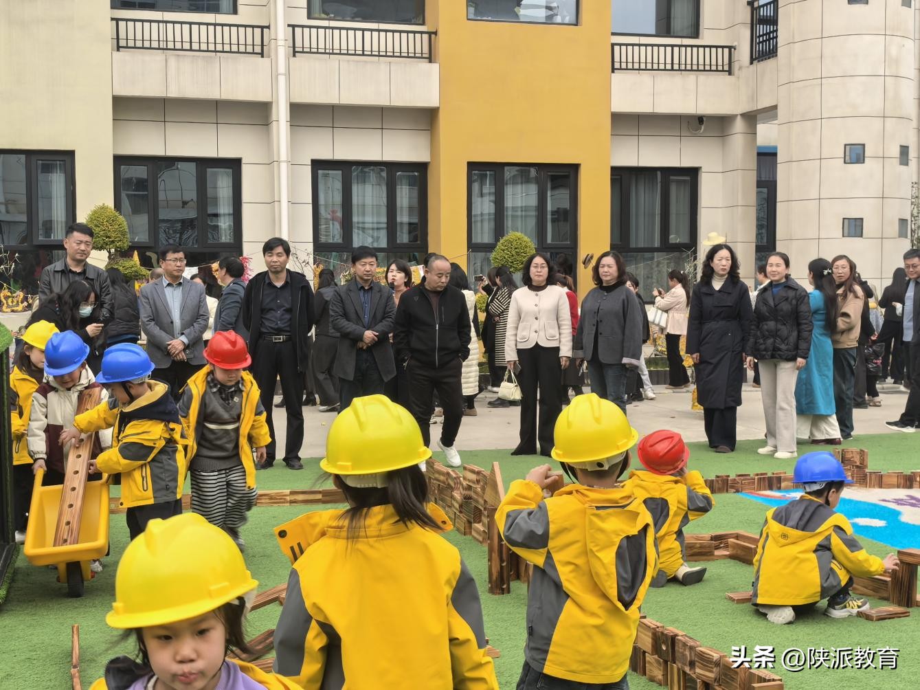 自主游戏实践与普惠创建_幼儿园游戏专题总结_阳光体能·自然野趣幼儿园自主游戏观摩