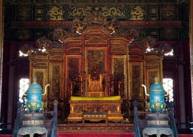  太和殿内的金漆龙纹楠木宝座