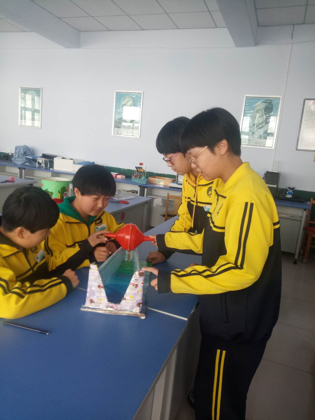 学生科技创新作品——废旧纸壳自制《椎体上滚》