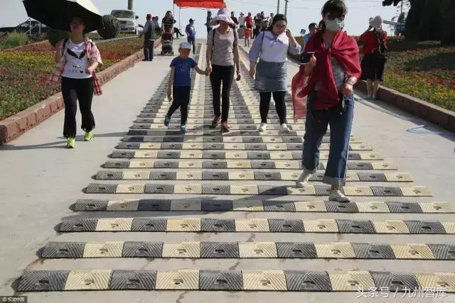 世界上第一款智能液体减速带，以柔克刚，老司机也没辙！