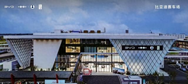 一场汽车文化的盛宴，普通人告别“专业门槛”从全地形赛车场开始