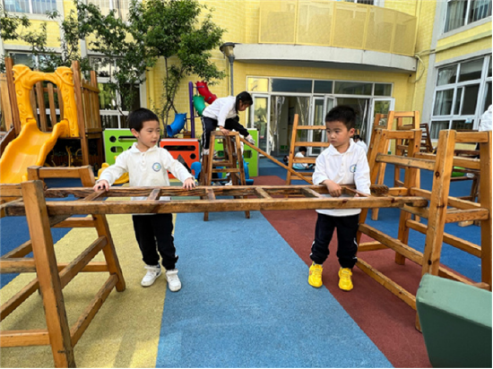 安吉梯搭建游戏_幼儿自主探究学习_幼儿园游戏专题总结