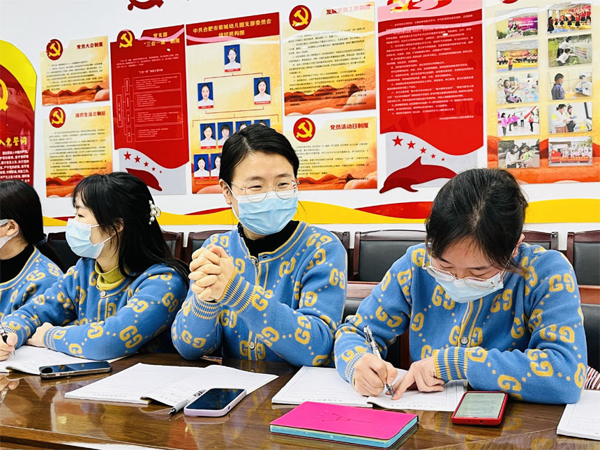 幼儿园游戏专题总结_户外幼儿足球自主游戏_幼儿游戏案例教研活动