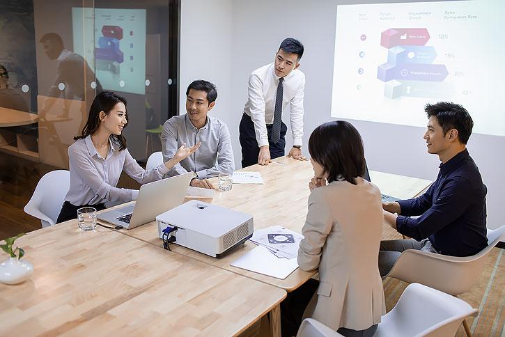 说话气场很强大的词_讲话有气场的人_如何让自己说话有气场