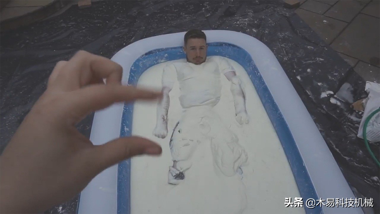 老外玉米淀粉游泳池实验_非牛顿流体生活应用_非牛顿流体泡澡一天后果