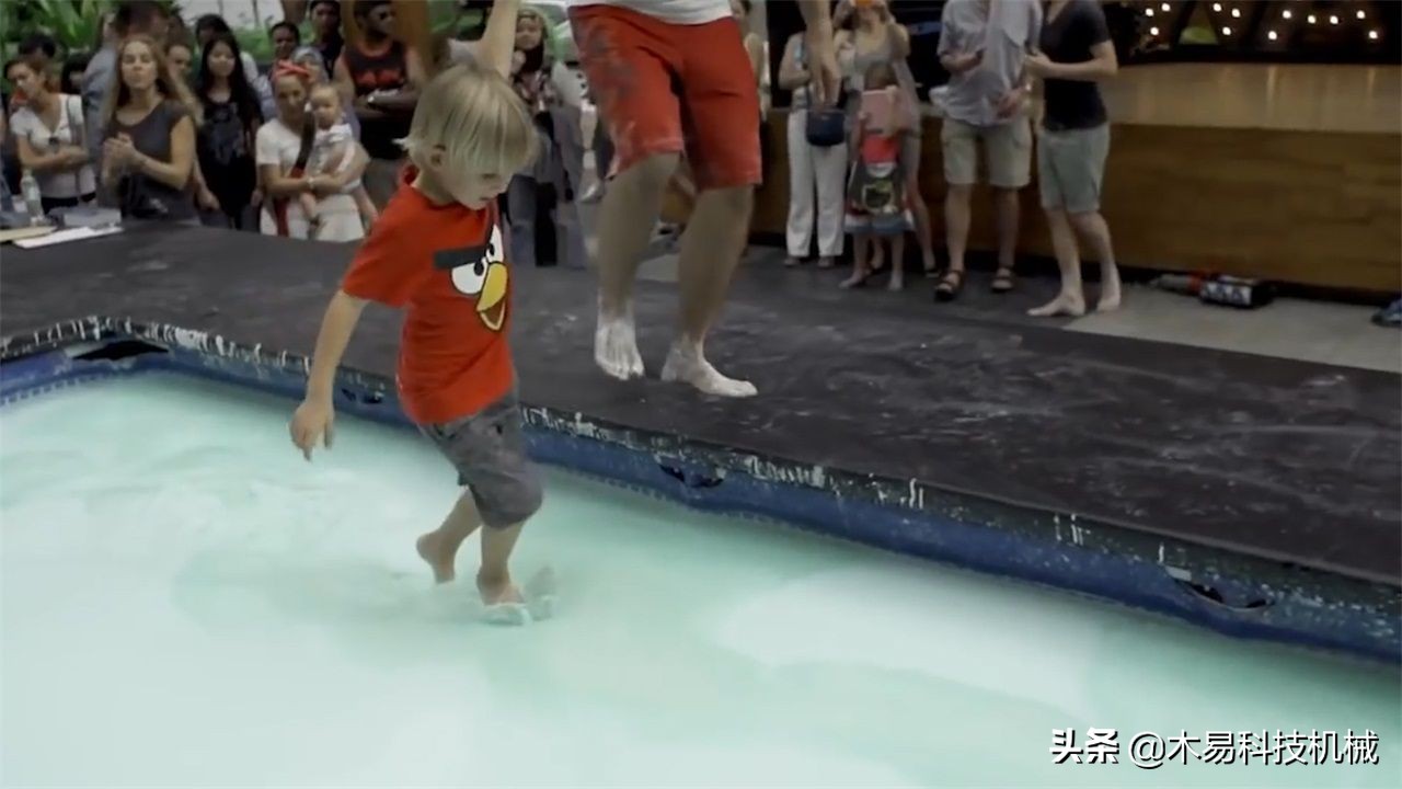 老外玉米淀粉游泳池实验_非牛顿流体泡澡一天后果_非牛顿流体生活应用