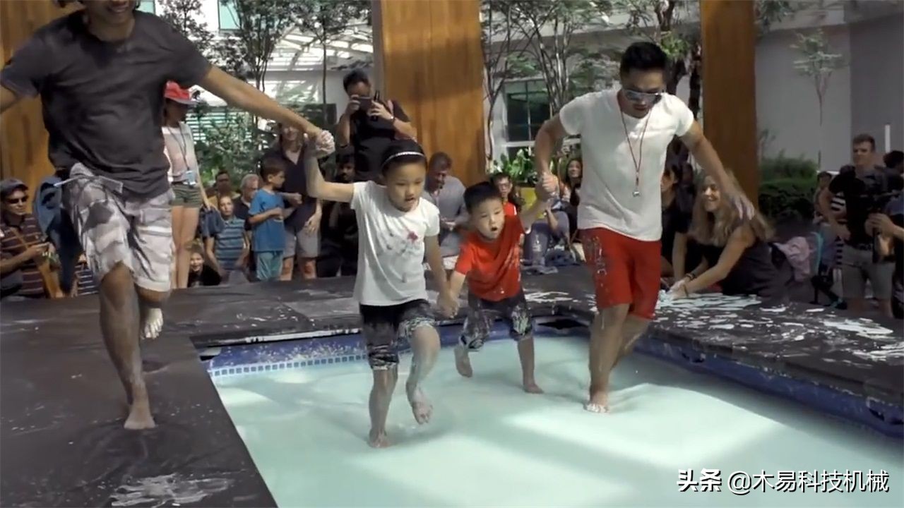 老外玉米淀粉游泳池实验_非牛顿流体生活应用_非牛顿流体泡澡一天后果