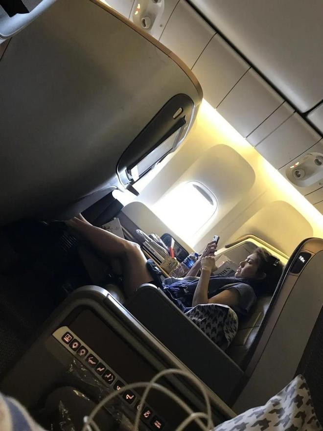 孙燕姿坐头等舱被偶遇，素颜出镜大长腿白到发光