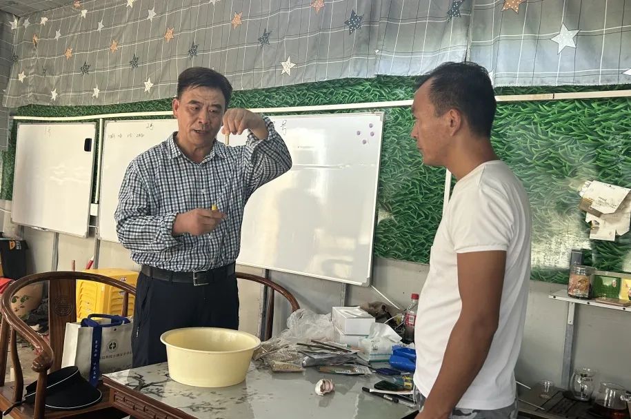 博士村长赵文军团队_西瓜细菌性果斑病图片_西甜瓜综合防治标准化示范基地