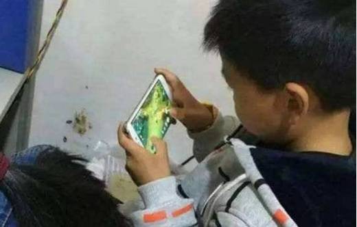 王者荣耀低龄化玩家_沉迷游戏伤身新闻_王者荣耀未成年人沉迷问题