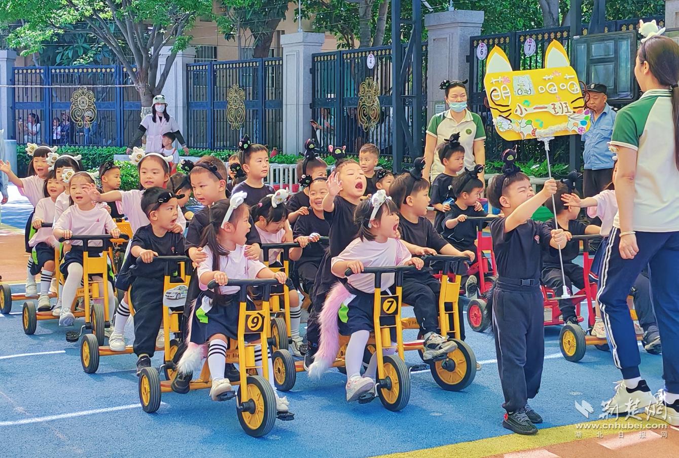 江汉区芸尚幼儿园运动会_创意动物方阵运动会_大班民间游戏专题