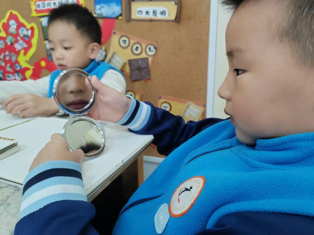 幼儿园游戏专题总结_幼儿观察镜子成像规律_幼儿园镜子科学探究活动