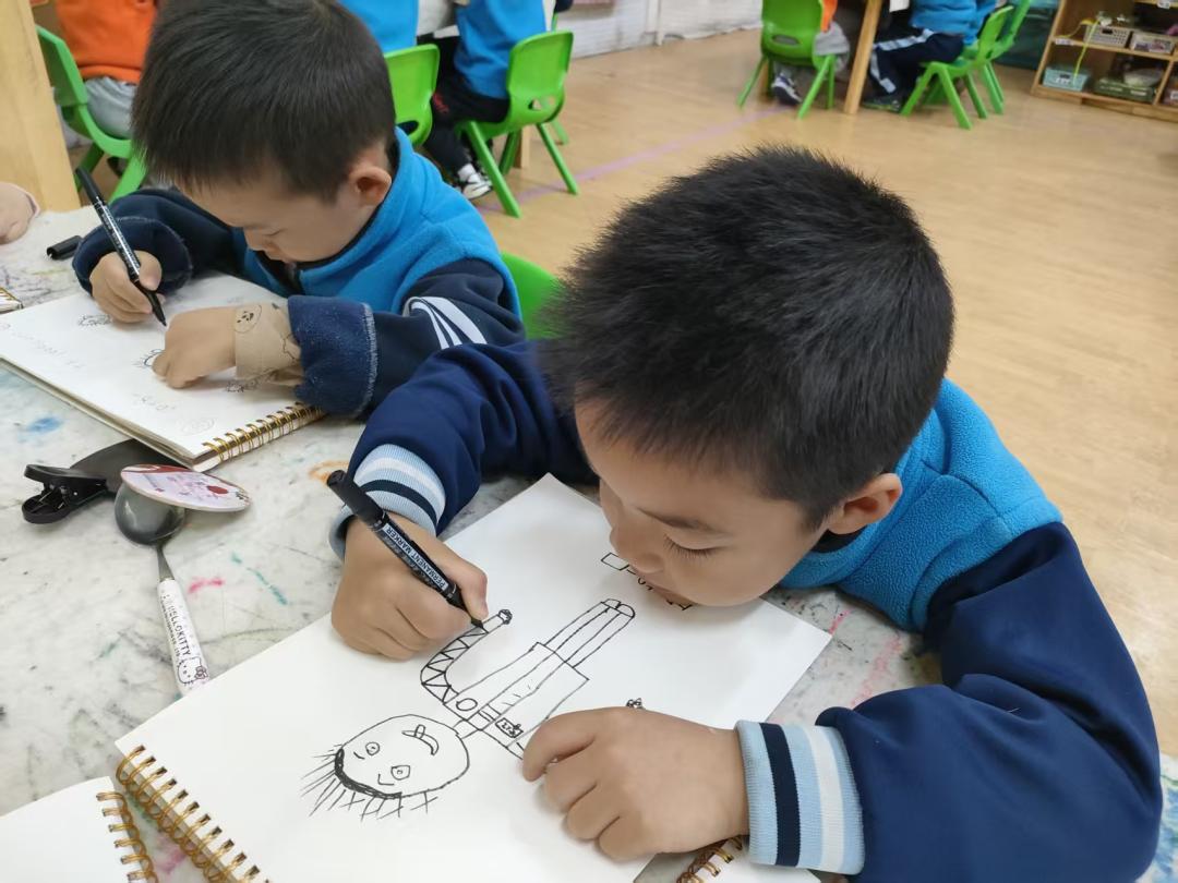 幼儿园游戏专题总结_幼儿园镜子科学探究活动_幼儿观察镜子成像规律