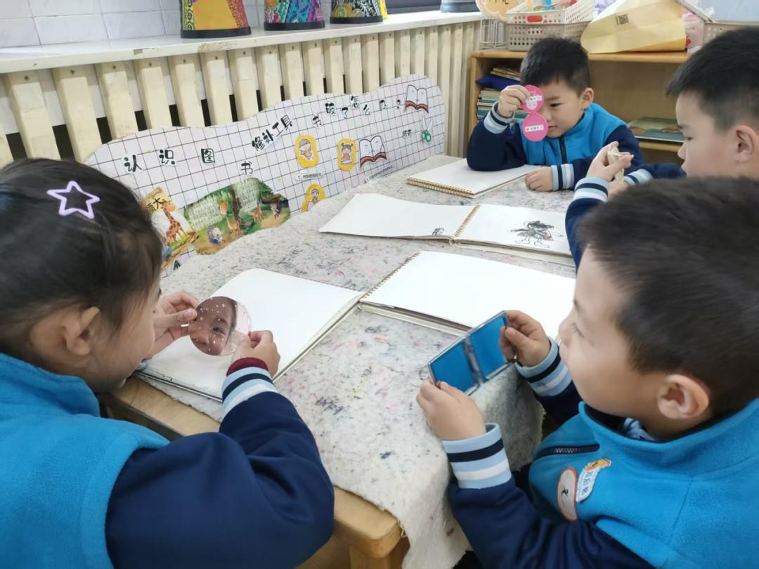 幼儿观察镜子成像规律_幼儿园镜子科学探究活动_幼儿园游戏专题总结