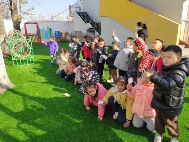 幼儿园镜子科学探究活动_幼儿园游戏专题总结_幼儿观察镜子成像规律