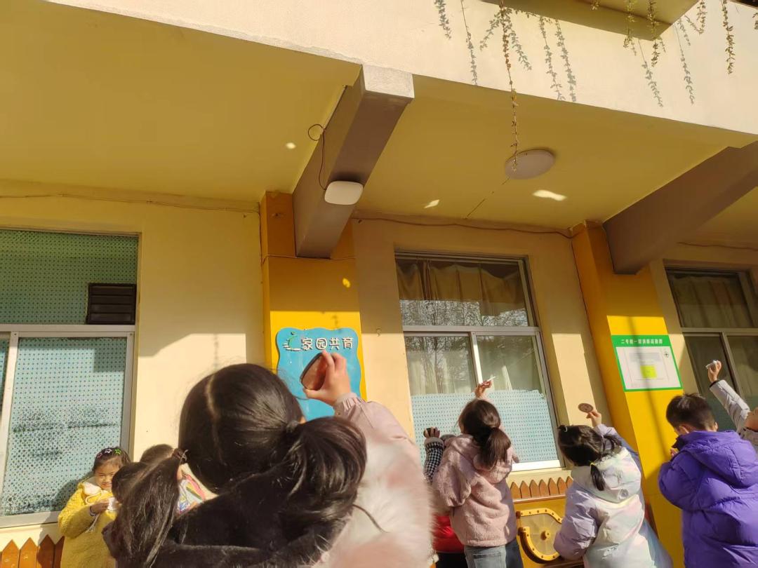 幼儿园游戏专题总结_幼儿观察镜子成像规律_幼儿园镜子科学探究活动