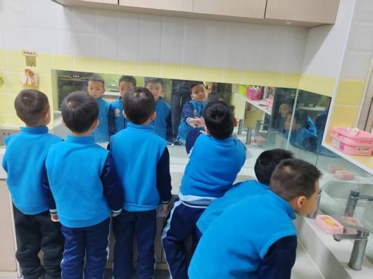 幼儿观察镜子成像规律_幼儿园镜子科学探究活动_幼儿园游戏专题总结